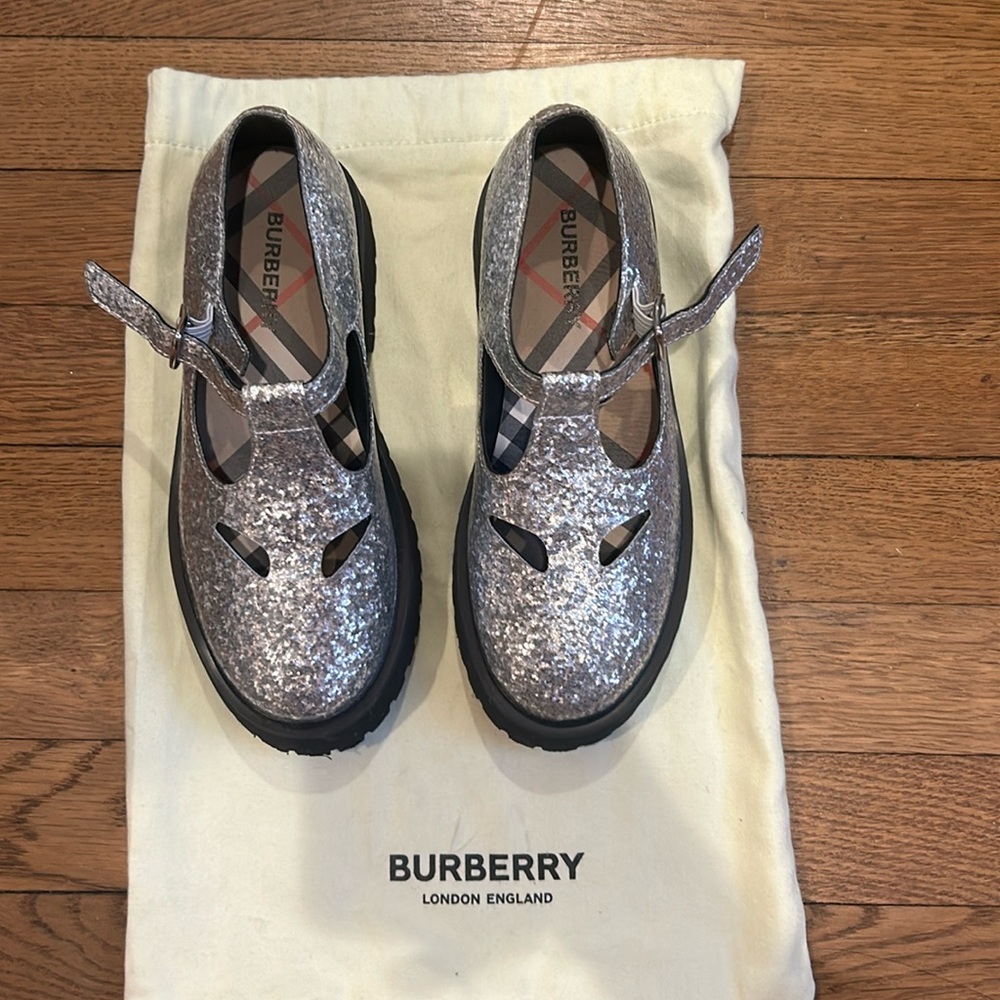 Burberry kids shoes size 33